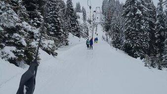 Skifahrer Perspektive mit dem Schlepplift fahrend | © Skischule Edelweiß