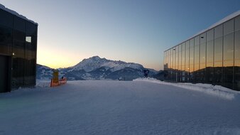 Bergstation im Winter in den frühen Morgenstunden | © Skischule Edelweiß