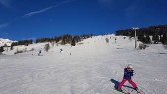 Kind beim Skifahren auf der Piste | © Skischule Edelweiß