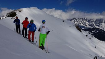 Skitouren Gruppe auf Tourenpfad | © Skischule Edelweiß