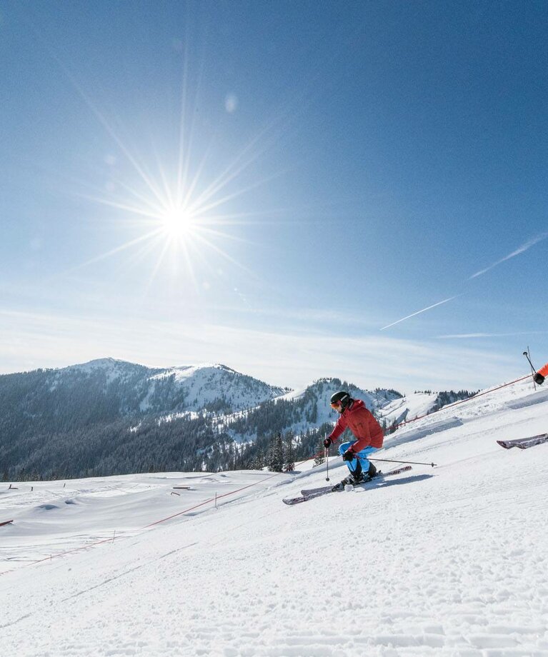 Skifahrer auf der Piste mit Sonnenstrahlen | © Hochkönig Tourismus GmbH