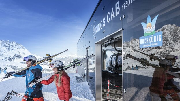 Skifahrer mit Skiern auf den Schultern verlassen Liftstation am Hochkönig | © Hochkönig Tourismus GmbH